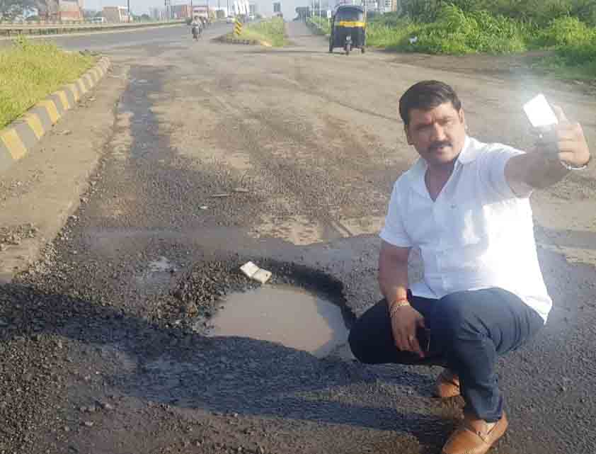 बांधकाममंत्री चंद्रकांत पाटीलांनी कोल्हापूर-मुंबई महामार्गावरील खड्ड्यांची दिवसा पहाणी दौरा करावाः नगरसेवक नाना काटेंची टिका