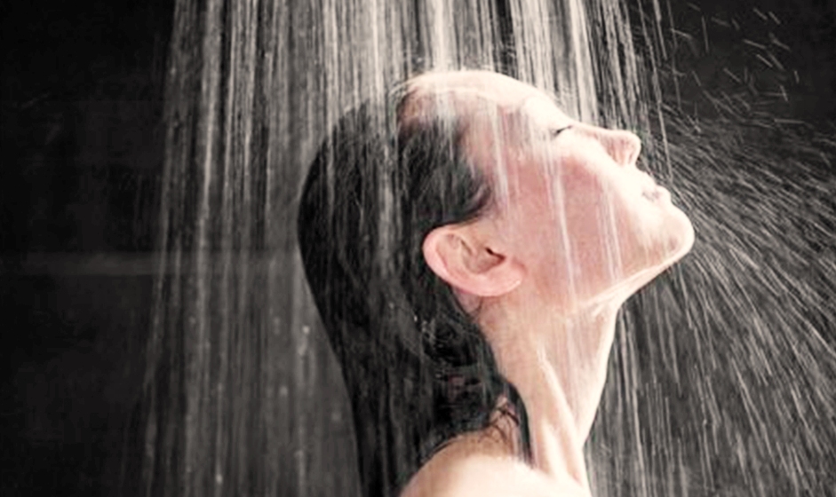 थंडीत गरम पाण्याने अंघोळ करण्याचे 5 फायदे
