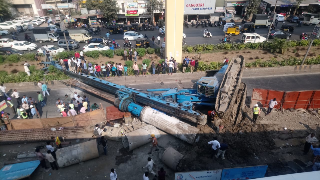 कासारवाडीत मेट्रोची क्रेन कोसळली : मेट्रोचे नागरिकांच्या सुरक्षेकडे दुर्लक्ष