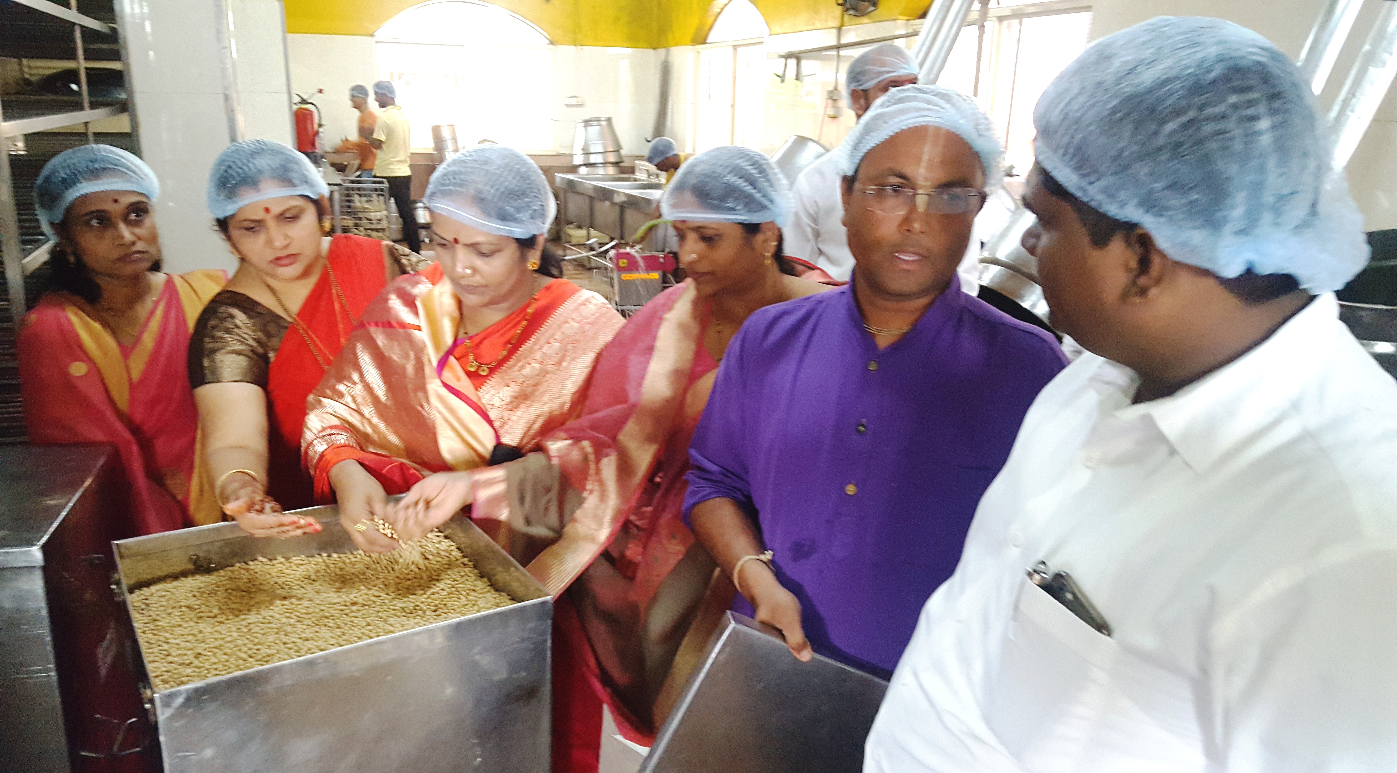 पिंपरी चिंचवड महापालिकेच्या महिला बाल कल्याण समितीची इस्कॉन किचनला भेट