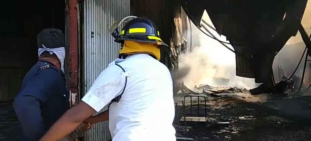 चिखलीतील लाकडाच्या गोदामाला आग; बेकायदा दुकानांवर कारवाईची मागणी